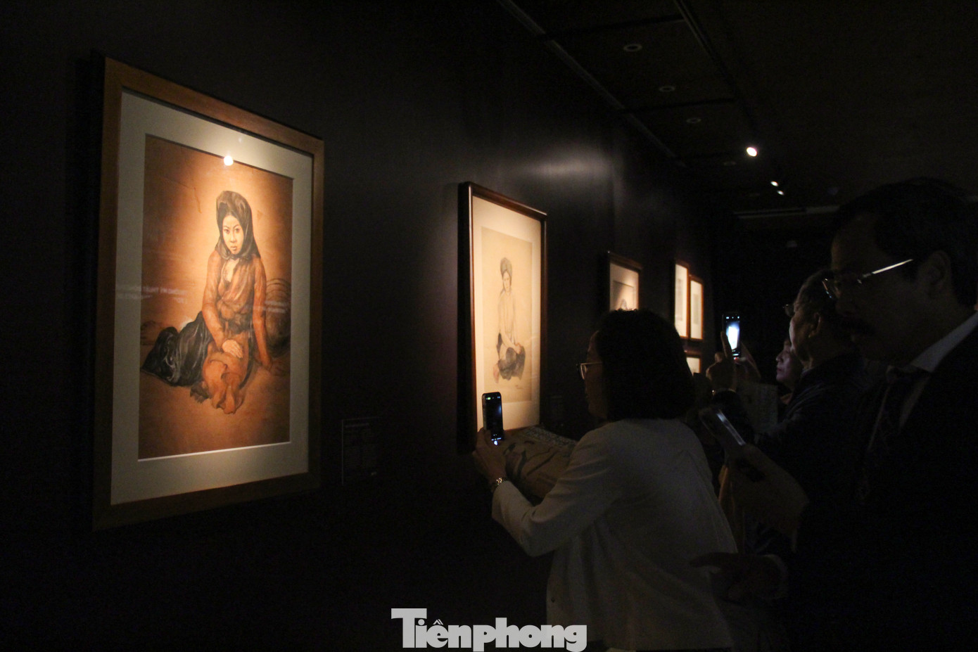 Nhiều tác phẩm hội họa về người phụ nữ Việt Nam được giới thiệu đến công chúng.