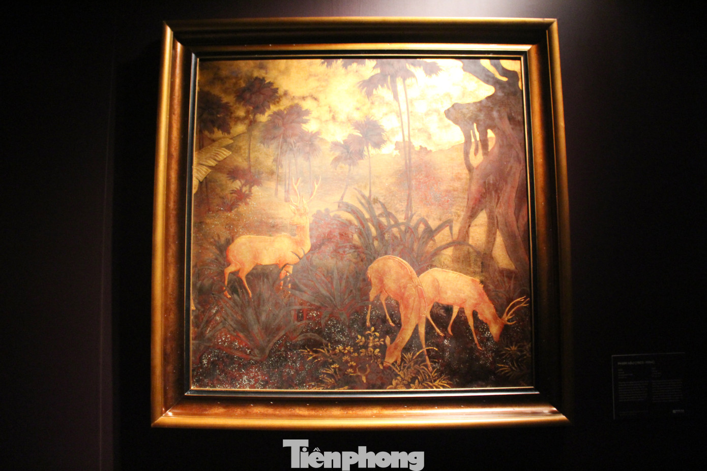 Khách tham dự trầm ngâm trước những tác phẩm sơn dầu độc đáo về phong cảnh Việt Nam