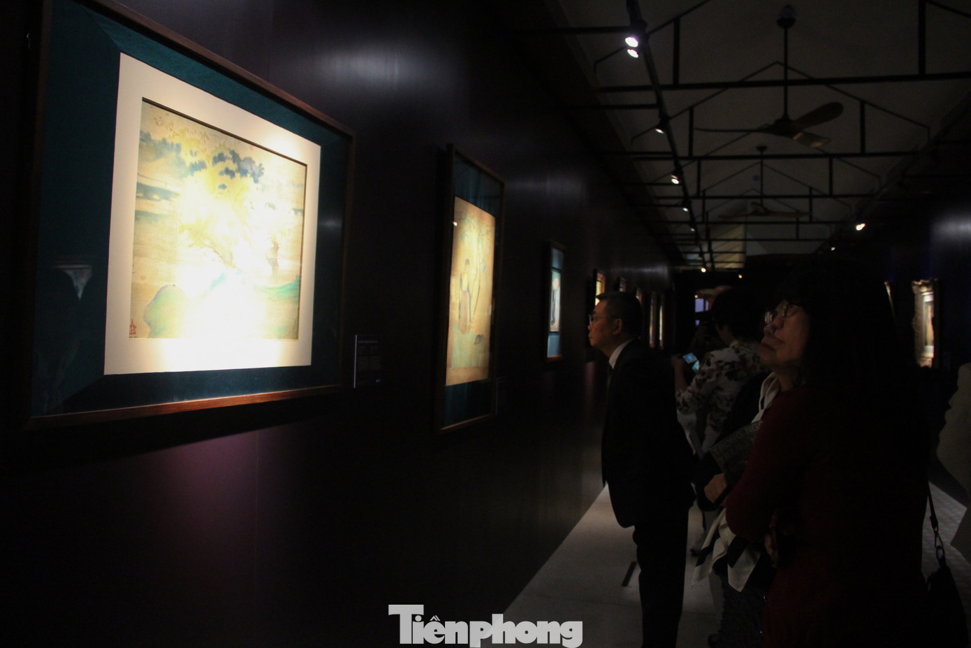 Khách tham dự trầm ngâm trước những tác phẩm sơn dầu độc đáo về phong cảnh Việt Nam