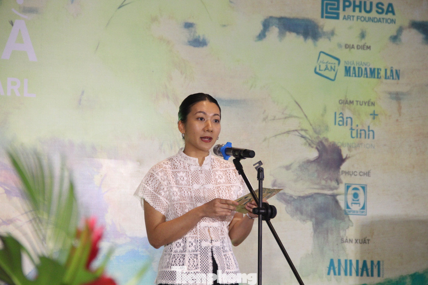 Bà Lê Hoàng Nam Phương, Giám đốc Sáng lập Phù Sa Art Foundation, phát biểu khai mạc triển lãm.