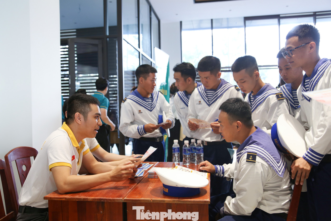 Những ứng viên có nhu cầu sẽ được tư vấn về vị trí việc làm, hướng dẫn nộp hồ sơ và tham gia phỏng vấn. Những ứng viên có nhu cầu sẽ được tư vấn về vị trí việc làm, hướng dẫn nộp hồ sơ và tham gia phỏng vấn.