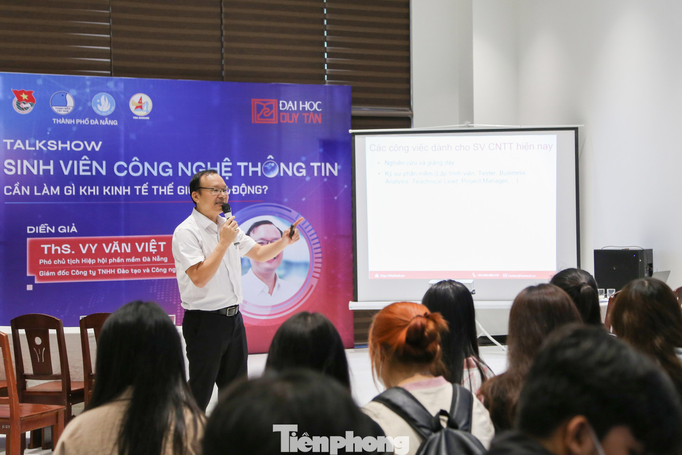 Nhiều workshop về kỹ năng, kinh nghiệm chuẩn bị hồ sơ, phỏng vấn xin việc diễn ra xuyên suốt ngày hội. Nhiều workshop về kỹ năng, kinh nghiệm chuẩn bị hồ sơ, phỏng vấn xin việc diễn ra xuyên suốt ngày hội.