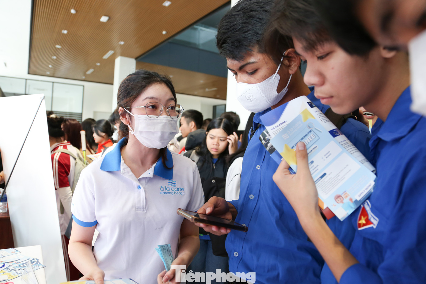 Các doanh nghiệp kết nối việc làm, tiếp nhận hồ sơ, phỏng vấn và tuyển lao động trực tiếp tại gian hàng. Các doanh nghiệp kết nối việc làm, tiếp nhận hồ sơ, phỏng vấn và tuyển lao động trực tiếp tại gian hàng.