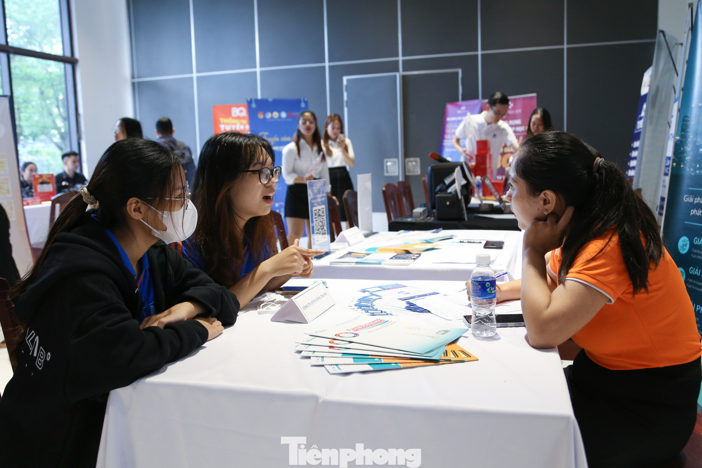 Các phiên kết nối việc làm 1 - 1 diễn ra ngay trong khuôn khổ Ngày hội việc làm. Các phiên kết nối việc làm 1 - 1 diễn ra ngay trong khuôn khổ Ngày hội việc làm.