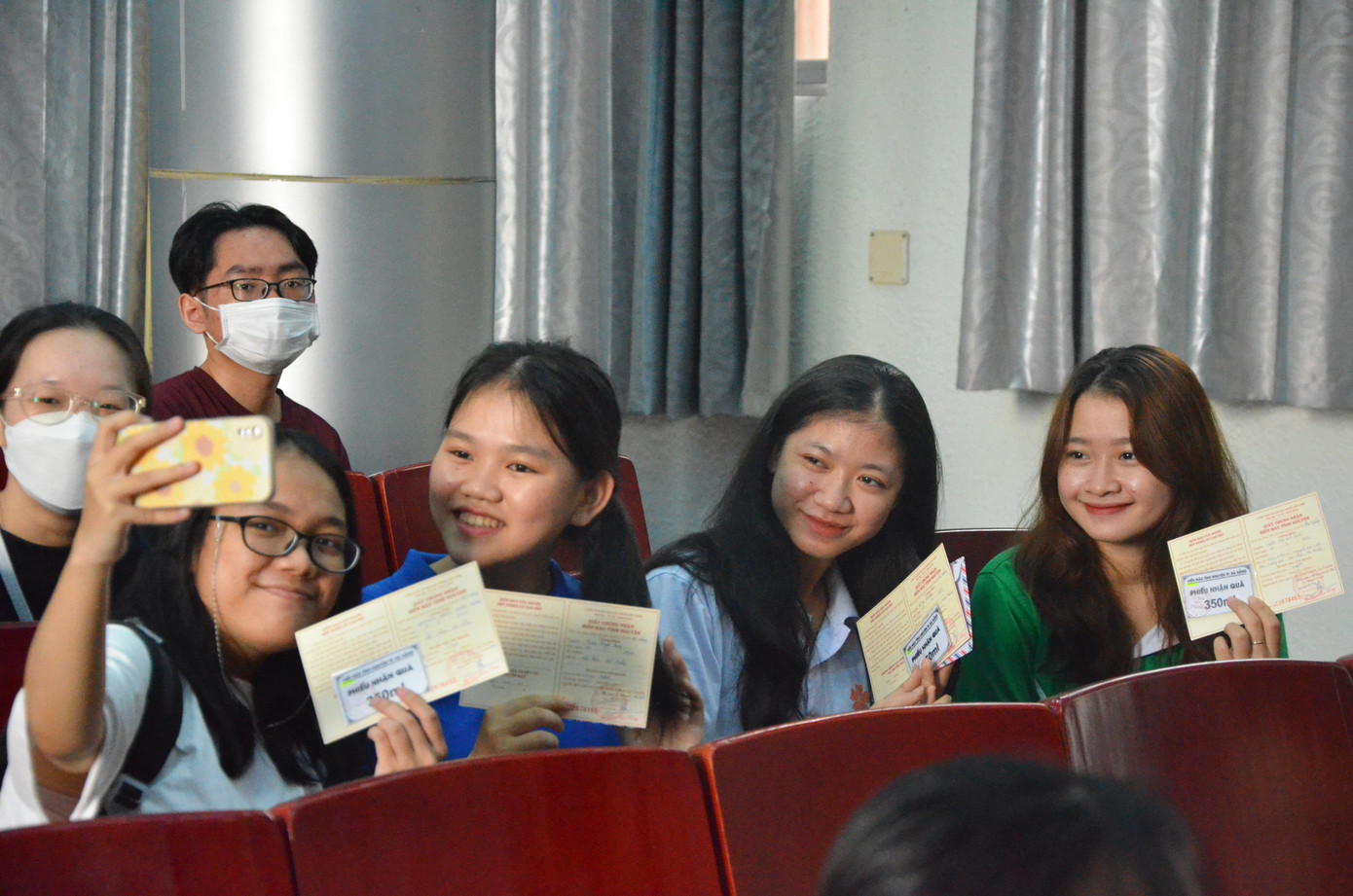 Nguyễn Thị Lan Anh (sinh viên ngành Điều dưỡng) cho biết, theo tìm hiểu và chia sẻ của bạn bè nên đã mạnh dạn đăng ký hiến máu để giúp được người cần. &quot;Lần đầu tuy hơi run nhưng được sự động viên của các bác sĩ, các tình nguyện viên và bạn bè nên mình đỡ lo hơn nhiều&quot;, Lan Anh nói.