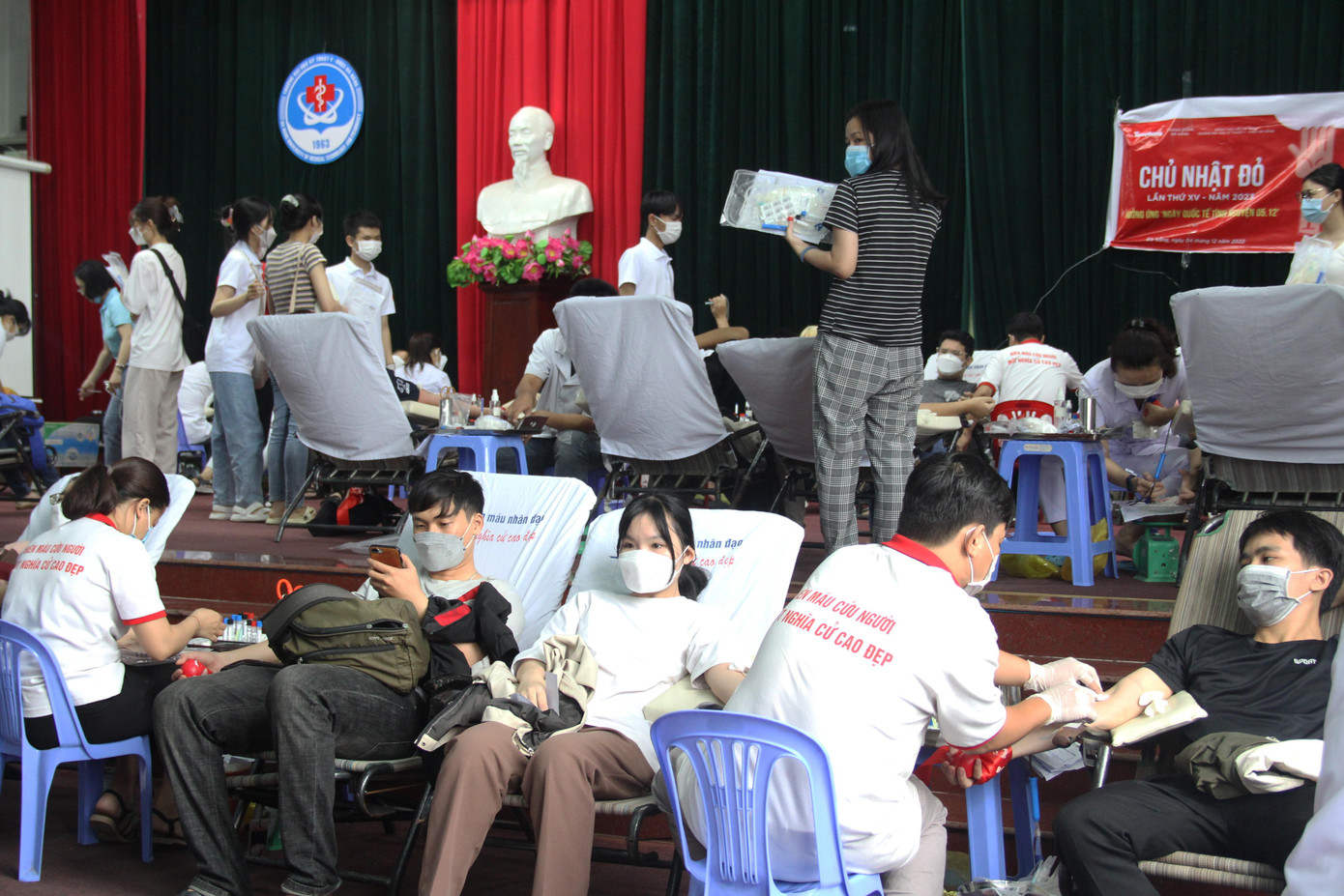 Sáng 4/12, tại Đà Nẵng, Ngày hội hiến máu Chủ nhật Đỏ lần thứ XV (đợt 2) diễn ra ở ĐH Kỹ thuật Y - Dược, thu hút hàng trăm bạn trẻ đăng ký tham gia hiến máu. Chương trình do Báo Tiền Phong phối hợp Thành Đoàn Đà Nẵng và Đoàn trường ĐH Kỹ thuật Y - Dược Đà Nẵng tổ chức.