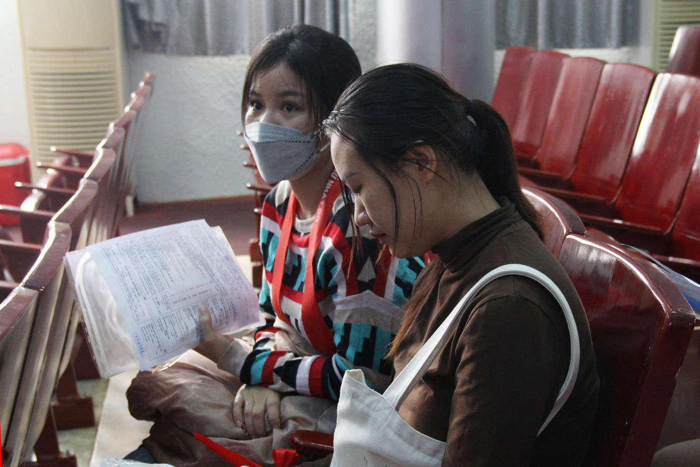 Người hiến máu được các tình nguyện viên chăm sóc, hướng dẫn và nhắc nhở các lưu ý trong quá trình hiến máu để đảm bảo an toàn.