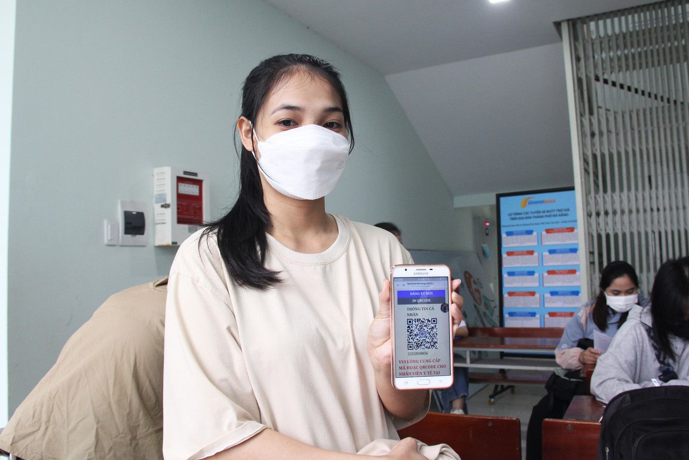 Khác với mọi năm, năm nay, sinh viên mong muốn hiến máu sẽ đăng ký trước qua link. Sau khi đến khu vực đón tiếp, các tình nguyện viên sẽ quét mã QR để in phiếu đăng ký. Việc này giúp người hiến máu tiết kiệm được thời gian, rút ngắn quy trình hiến máu.