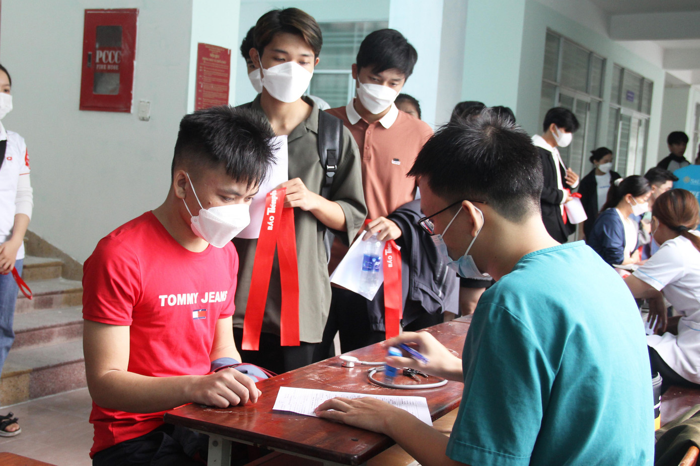 Khu vực đăng ký được bố trí ở sảnh tầng 1, các khu sàng lọc, xét nghiệm, hiến máu và tặng quà được bố trí ở Hội trường lớn của ĐH Kỹ thuật Y - Dược Đà Nẵng, đảm bảo không gian rộng rãi cho quá trình hiến máu.