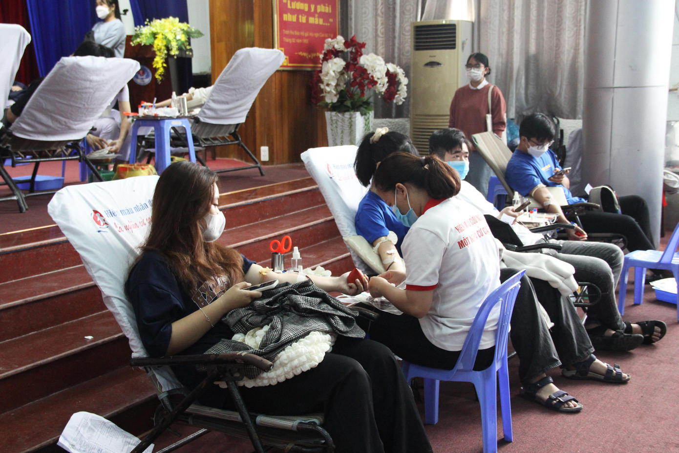 Từ sáng sớm, hàng trăm bạn sinh viên, giảng viên và người lao động đã có mặt tại hội trường trường ĐH Kỹ Thuật Y - Dược để đăng ký hiến máu.