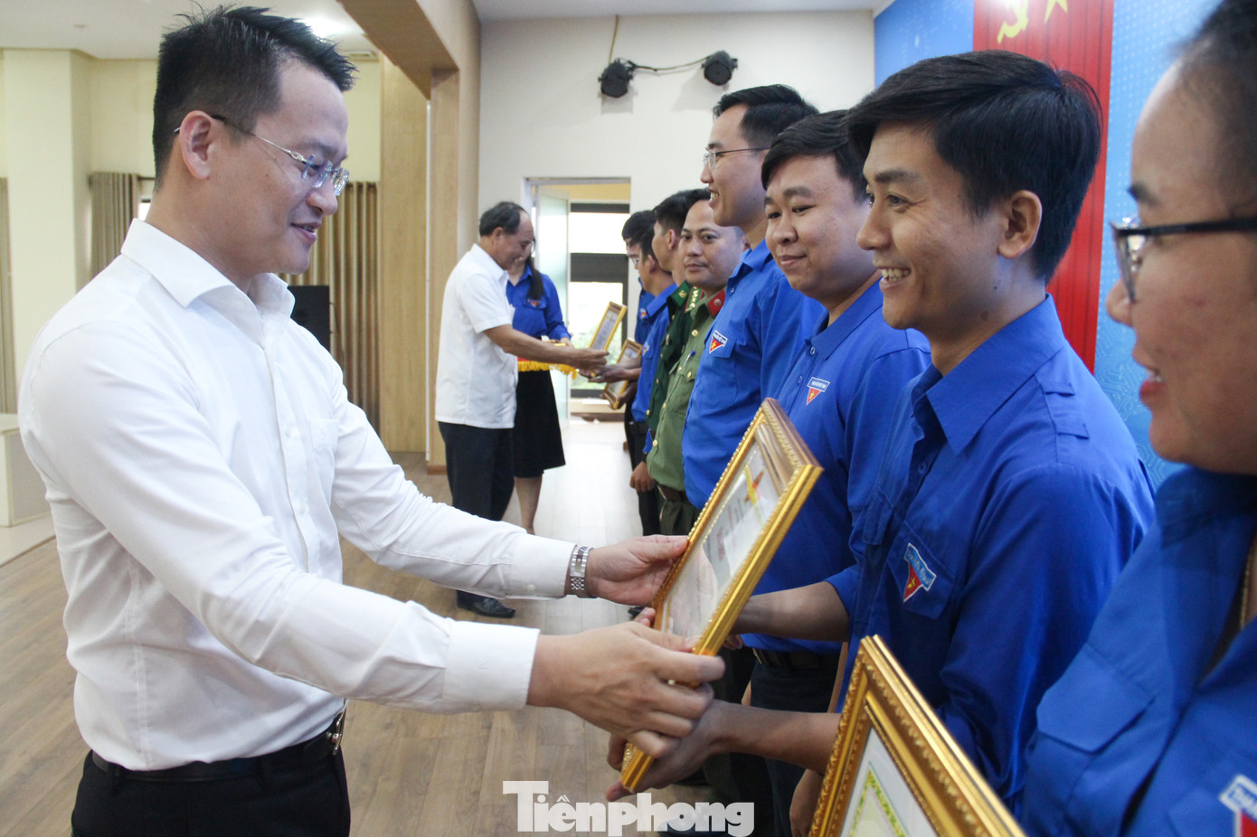 Dịp này, Chủ tịch UBND TP Đà Nẵng trao bằng khen cho 10 tập thể và 10 cá nhân có thành tích xuất sắc; đồng thời, Thành Đoàn cũng khen thưởng cho 20 tập thể có thành tích xuất sắc trong Chiến dịch Thanh niên Tình nguyện Hè năm 2023