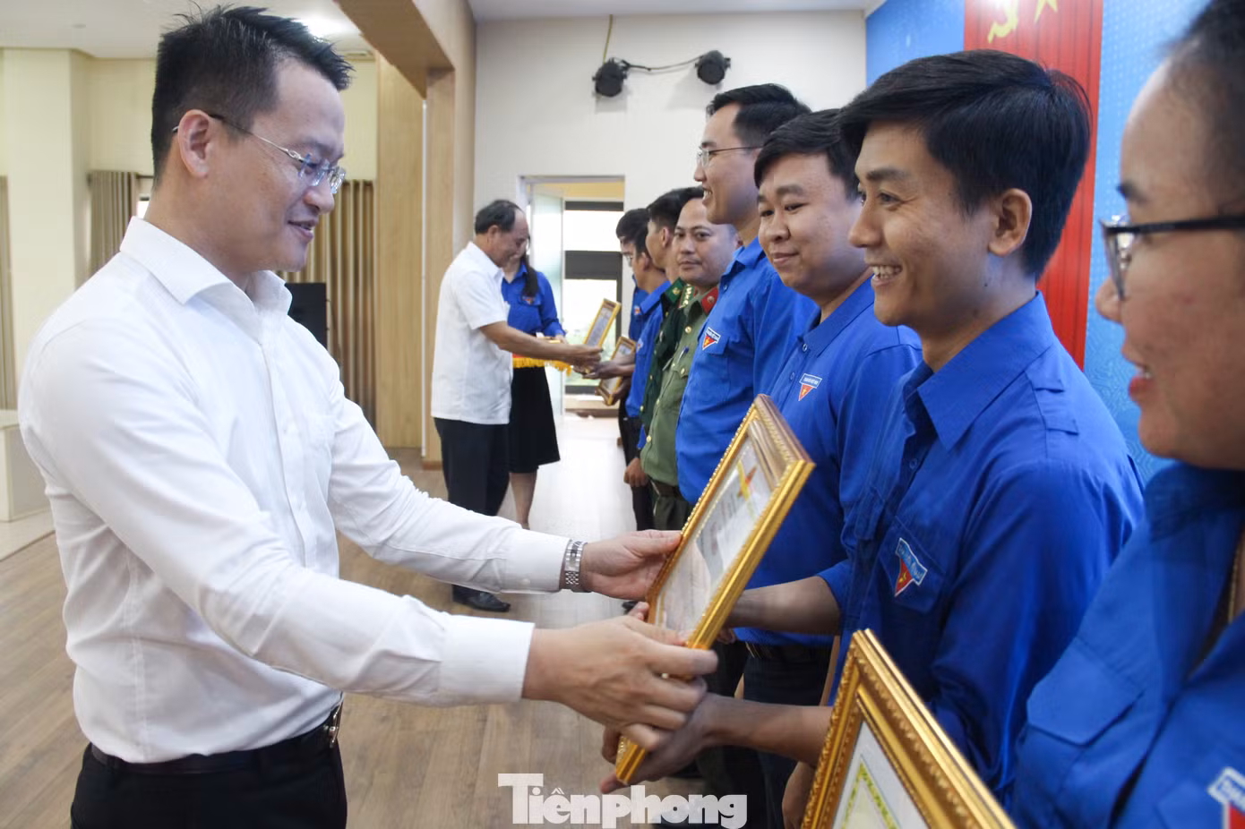Dịp này, Chủ tịch UBND TP Đà Nẵng trao bằng khen cho 10 tập thể và 10 cá nhân có thành tích xuất sắc; đồng thời, Thành Đoàn cũng khen thưởng cho 20 tập thể có thành tích xuất sắc trong Chiến dịch Thanh niên Tình nguyện Hè năm 2023
