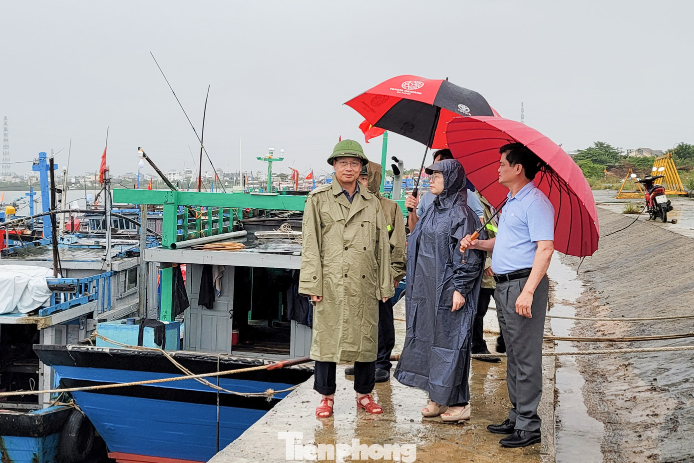 Đoàn công tác do ông Ngô Xuân Thắng - Chủ tịch HĐND TP. Đà Nẵng - làm trưởng đoàn cũng đã kiểm tra, chỉ đạo công tác công tác phòng chống, ứng phó với bão số 4 tại khu vực bến tàu K20. Thành ủy Đà Nẵng đã phân công 7 đoàn kiểm tra, chỉ đạo công tác phòng chống, ứng phó với bão số 4 tại các địa phương trên địa bàn.