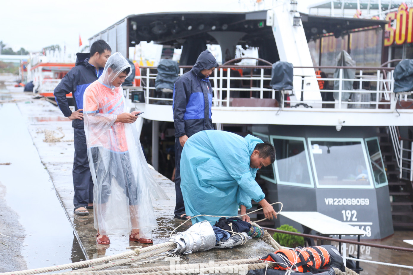 Đến chiều tối, nhân viên của các du thuyền vẫn tất bật hoàn thành công tác cố định tàu cũng như sắp xếp, chèn chống để bảo vệ tài sản trên tàu.