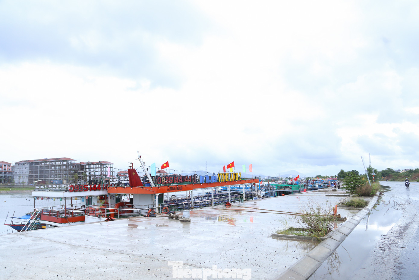 Các du thuyền đậu thành hàng 3, cập sát mạn vào nhau để đảm bảo an toàn. Từ cuối giờ chiều, Đà Nẵng đã ngớt mưa nên các chủ tàu và nhân viên có điều kiện thuận lợi để chằng néo dây vào các trụ neo tàu, cũng như che chắn các thiết bị, bàn ghế... để bảo vệ tài sản.