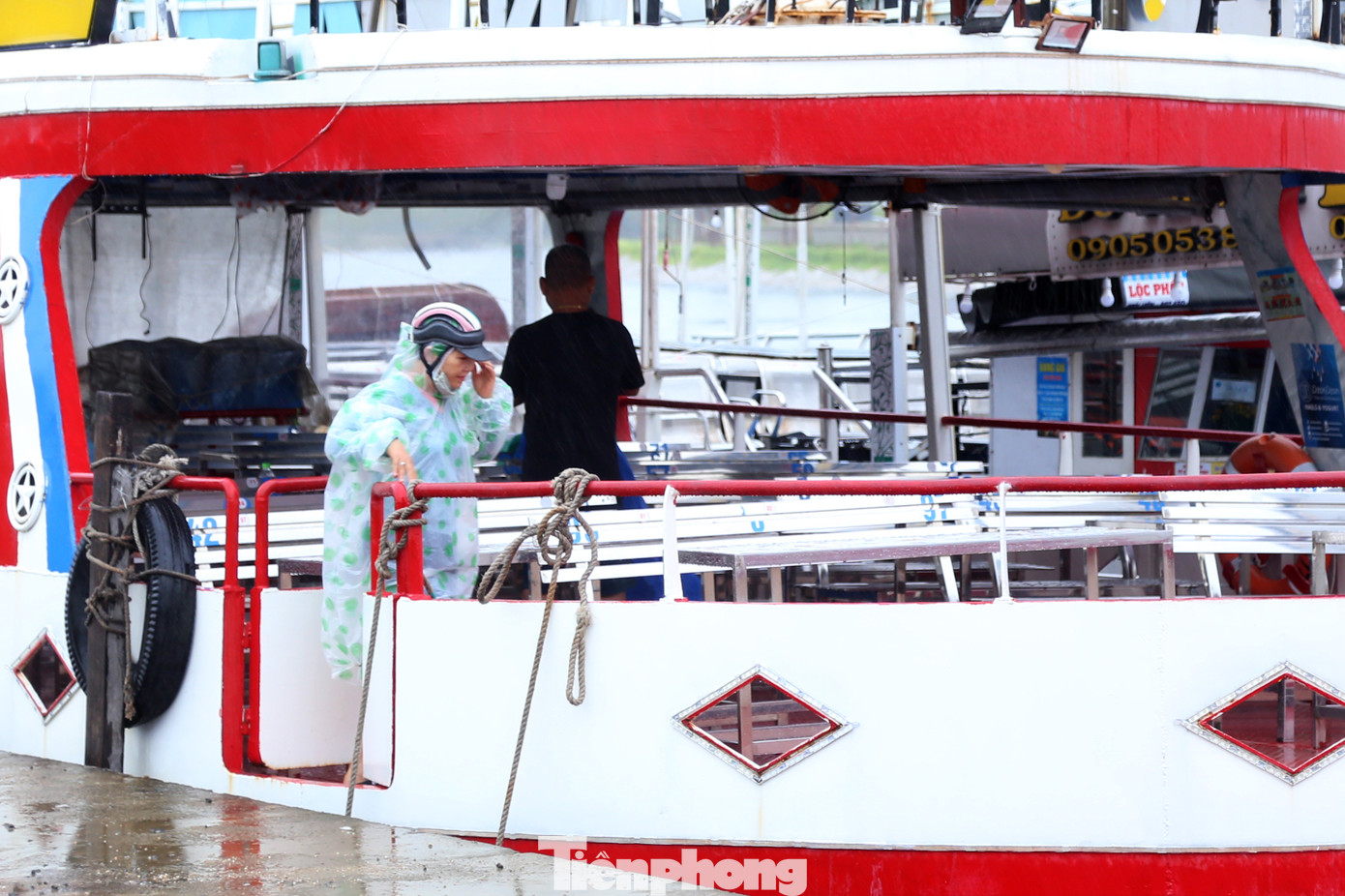 Theo bà Huỳnh Thị Nga (mặc áo mưa, chủ du thuyền Đà Nẵng 2), từ 15h, du thuyền đã vào khu vực tránh trú bão an toàn. "Đọc thông tin thấy áp thấp sẽ mạnh lên thành bão và đổ bộ nhanh nên tôi cũng hết sức lo lắng. Khi được yêu cầu di dời thuyền về nơi trú bão, chúng tôi triển khai ngay để đảm bảo an toàn. Hiện, mọi công tác chuẩn bị đã hoàn tất, có 2 nhân viên sẽ túc trực và trông coi ở đây nên tôi cũng yên tâm phần nào", bà Nga nói.