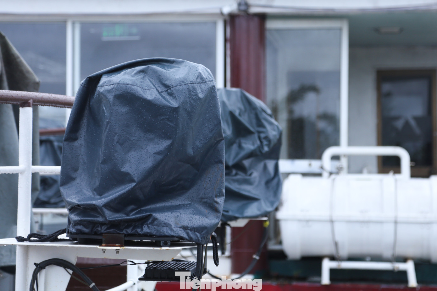 Theo ông Châu Anh Dũng - Chủ nhiệm Phân hội Du lịch đường thủy, Chi hội Vận chuyển du lịch Đà Nẵng, để ứng phó với bão số 4, theo yêu cầu của Sở Giao thông vận tải, trước 17h ngày 18/9, tất cả du thuyền hoạt động du lịch trên sông Hàn phải di chuyển về nơi tránh trú bão an toàn.