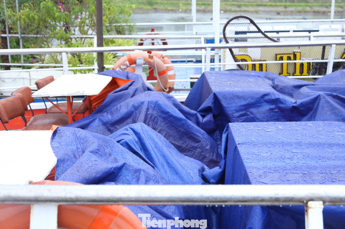 Theo ông Châu Anh Dũng - Chủ nhiệm Phân hội Du lịch đường thủy, Chi hội Vận chuyển du lịch Đà Nẵng, để ứng phó với bão số 4, theo yêu cầu của Sở Giao thông vận tải, trước 17h ngày 18/9, tất cả du thuyền hoạt động du lịch trên sông Hàn phải di chuyển về nơi tránh trú bão an toàn.