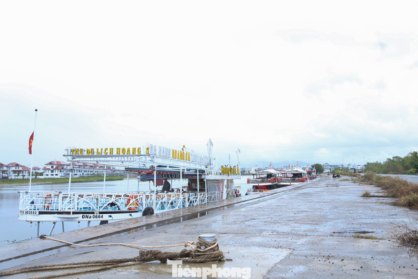 Được biết, từ sáng nay, Sở Giao thông vận tải TP. Đà Nẵng đã yêu cầu tất cả các thuyền kinh doanh dịch vụ du lịch trên sông Hàn chuẩn bị di dời vào khu vực bến tàu để tránh trú bão.