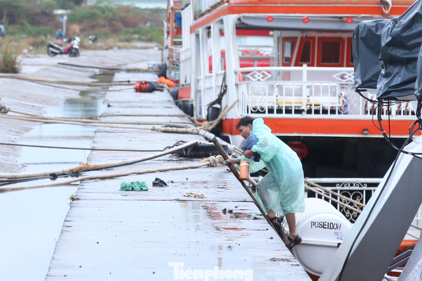 Đến chiều tối, nhân viên của các du thuyền vẫn tất bật hoàn thành công tác cố định tàu cũng như sắp xếp, chèn chống để bảo vệ tài sản trên tàu.