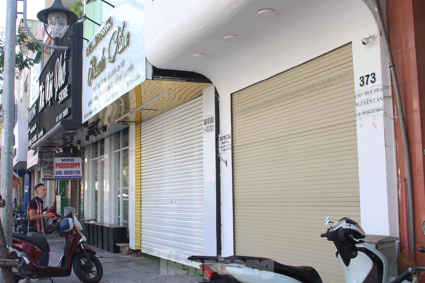 Cùng cảnh ngộ, chị P.T.C (chủ cửa hàng kinh doanh trang phục dạ hội, áo dài thiết kế ở quận Thanh Khê) cũng quyết định nghỉ kinh doanh và sang nhượng lại cửa hàng. Đang sống ở miền Nam và mở chi nhánh cửa hàng ở Đà Nẵng, thời điểm chưa có dịch, chị C. đi đi về về giữa 2 địa phương để giám sát hoạt động kinh doanh. "Chi nhánh ở Đà Nẵng mới mở sau Tết. Tôi thuê nhà và đầu tư sửa chữa hết lại toàn bộ nhưng kinh doanh chưa được bao lâu thì dịch bùng phát. Giờ tôi cũng dừng luôn việc kinh doanh ở Đà Nẵng vì lỗ quá", chị C. cho hay.