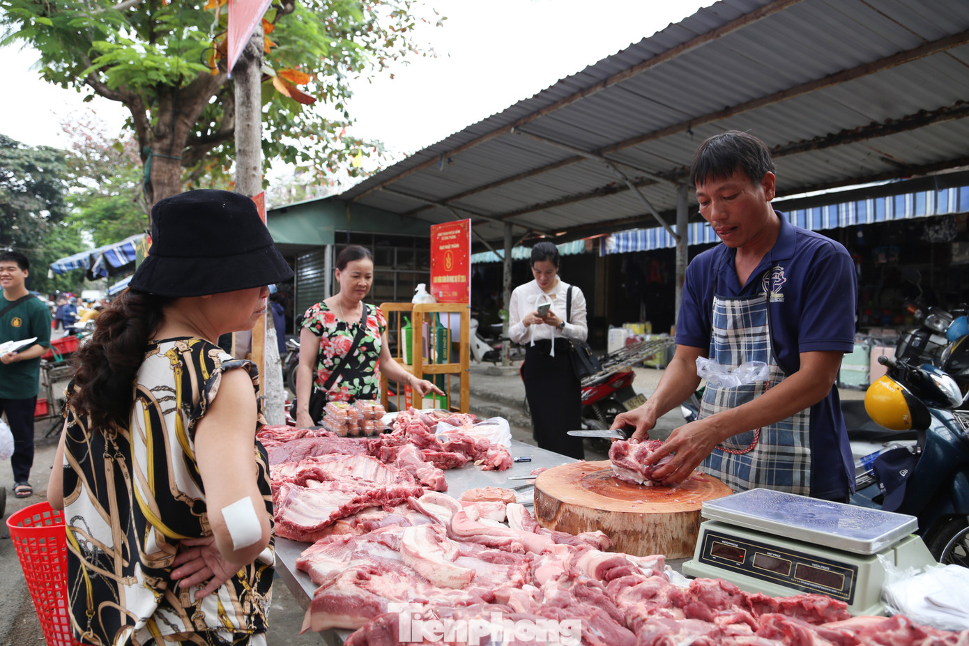 Các điểm bán bình ổn thu hút khách mua hàng.