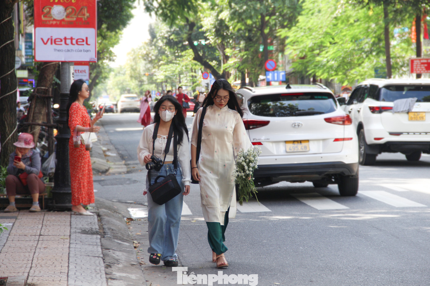 Dạo quanh khu vực chợ Hàn, một mét vuông có thể bắt gặp cả chục "nàng thơ" duyên dáng trong tà áo dài. Nhiều du khách quốc tế khi đến đây tham quan cũng thích thú, xin chụp ảnh cùng khi gặp nhiều bạn trẻ diện trang phục truyền thống.