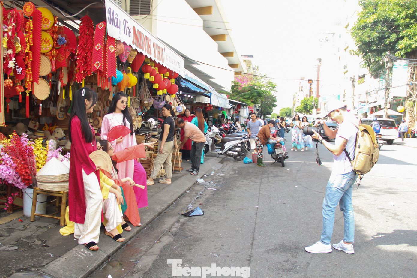 Từ sáng, các con đường xung quanh chợ Hàn như: Hùng Vương, Bạch Đằng, Trần Phú, Nguyễn Thái Học... đã đông đúc, tấp nập. Các thiếu nữ diện những chiếc áo dài rực rỡ rộn ràng chụp ảnh đón Xuân.