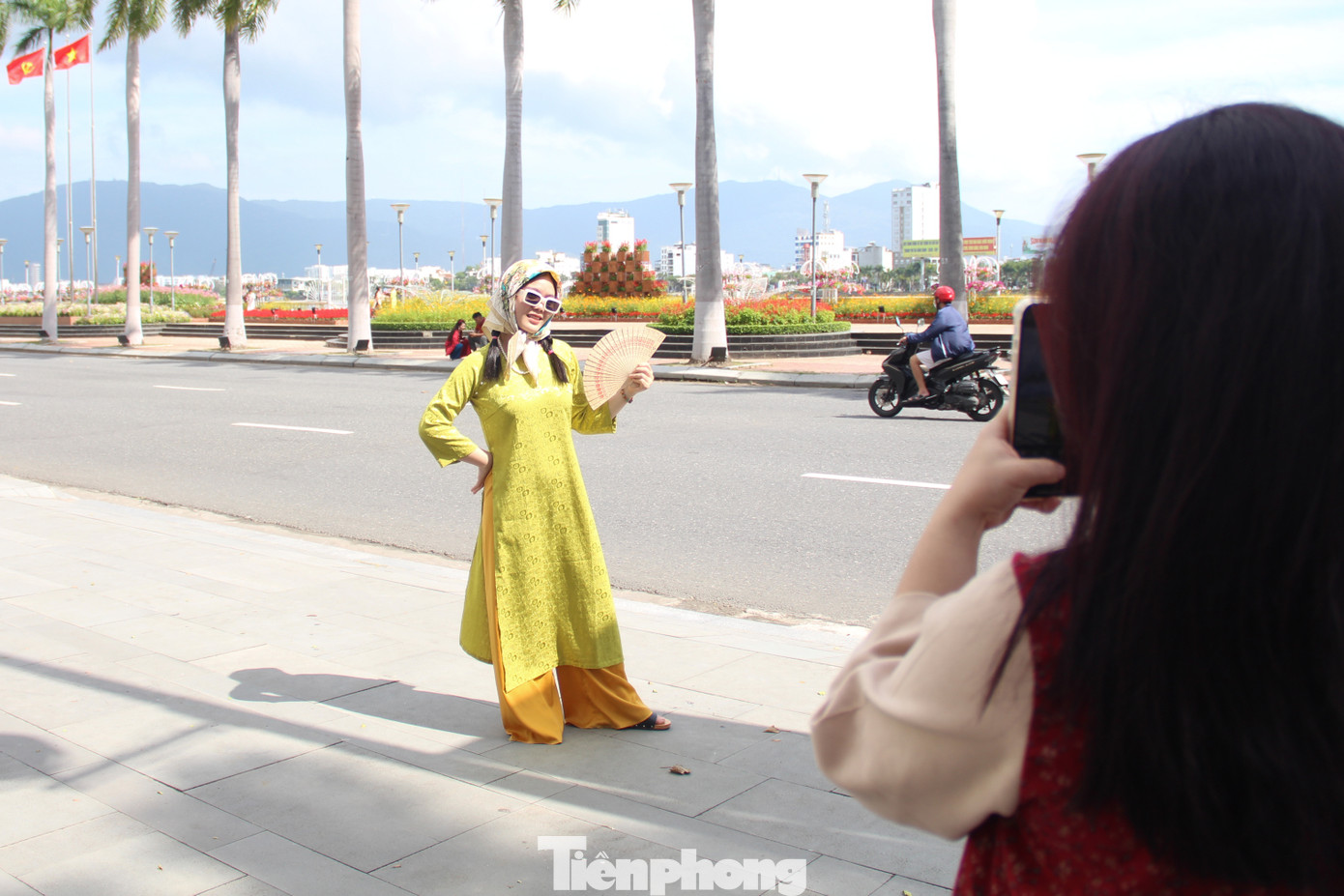 "Năm nay, phong cách retro, vintage rất được ưa chuộng. Khách hàng thường thuê trọn combo áo dài và phụ kiện để hợp concept. Mỗi ngày, cửa hàng đón vài chục lượt khách thuê. Giá cả thuê theo combo cũng rất phù hợp với túi tiền của phần đông các bạn trẻ, từ 130.000 đến 150.000 đồng/combo áo dài và phụ kiện", Phy nói.