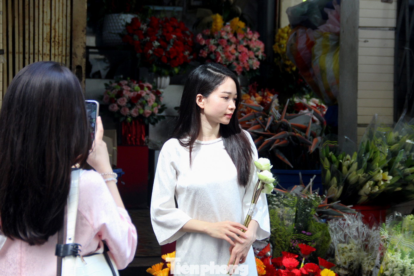 Con đường kinh doanh hoa Phạm Phú Thứ (quận Hải Châu, Đà Nẵng) cũng được các "nàng thơ" lựa chọn để check in. Chỉ tốn vài chục nghìn mua một bó hoa, các bạn trẻ có thể tha hồ thả dáng bên những shop hoa nhiều sắc màu.