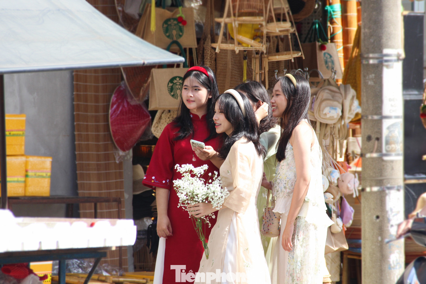 Sáng Chủ nhật (14/1), tại các địa điểm check - in ở khu vực trung tâm Đà Nẵng như: chợ Hàn, chợ Cồn, đường Bạch Đằng, Bảo tàng Đà Nẵng, Nhà thờ Chính toà Đà Nẵng..., các bạn trẻ xúng xính áo dài xuống phố đón Tết sớm. Ảnh: Giang Thanh