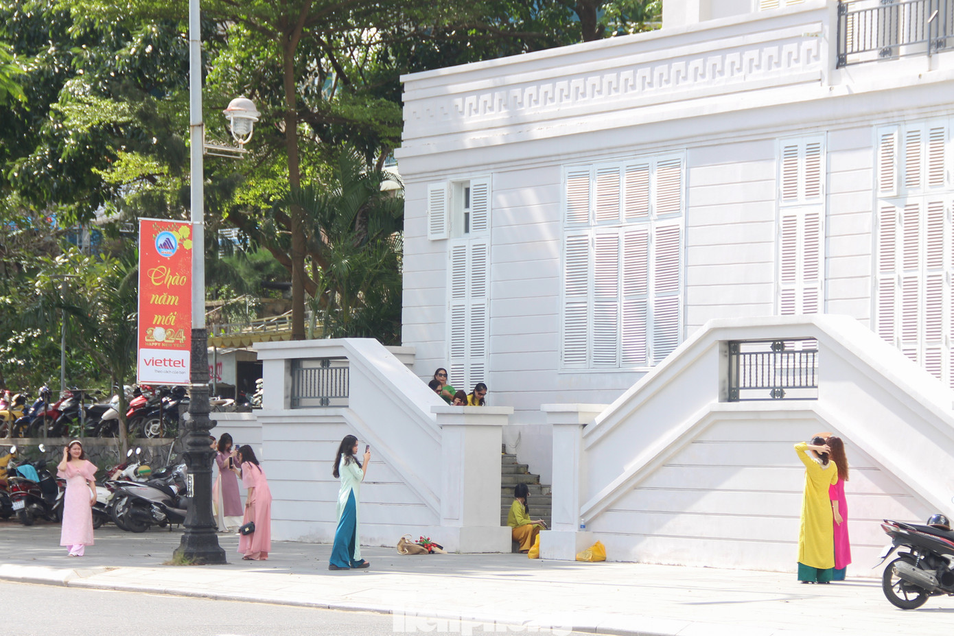 "Năm nay, phong cách retro, vintage rất được ưa chuộng. Khách hàng thường thuê trọn combo áo dài và phụ kiện để hợp concept. Mỗi ngày, cửa hàng đón vài chục lượt khách thuê. Giá cả thuê theo combo cũng rất phù hợp với túi tiền của phần đông các bạn trẻ, từ 130.000 đến 150.000 đồng/combo áo dài và phụ kiện", Phy nói.