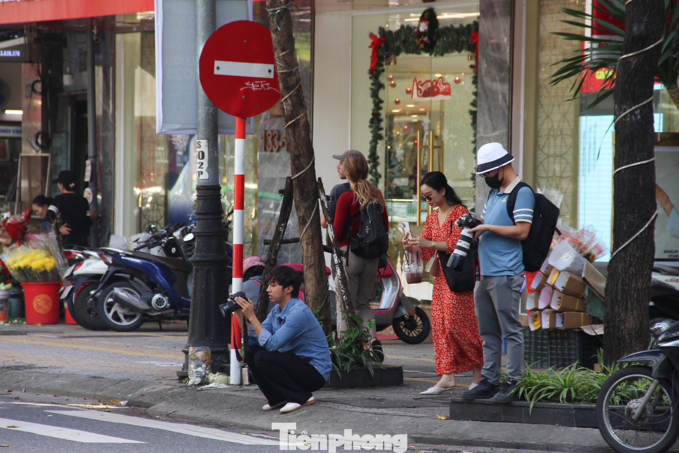 Khu vực vỉa hè Nhà thờ Chính tòa Đà Nẵng cũng thu hút đông đảo các bạn trẻ vì dãy tường rào với lối kiến trúc cổ điển, phù hợp với trang phục áo dài suông hay những bộ ảnh vintage.