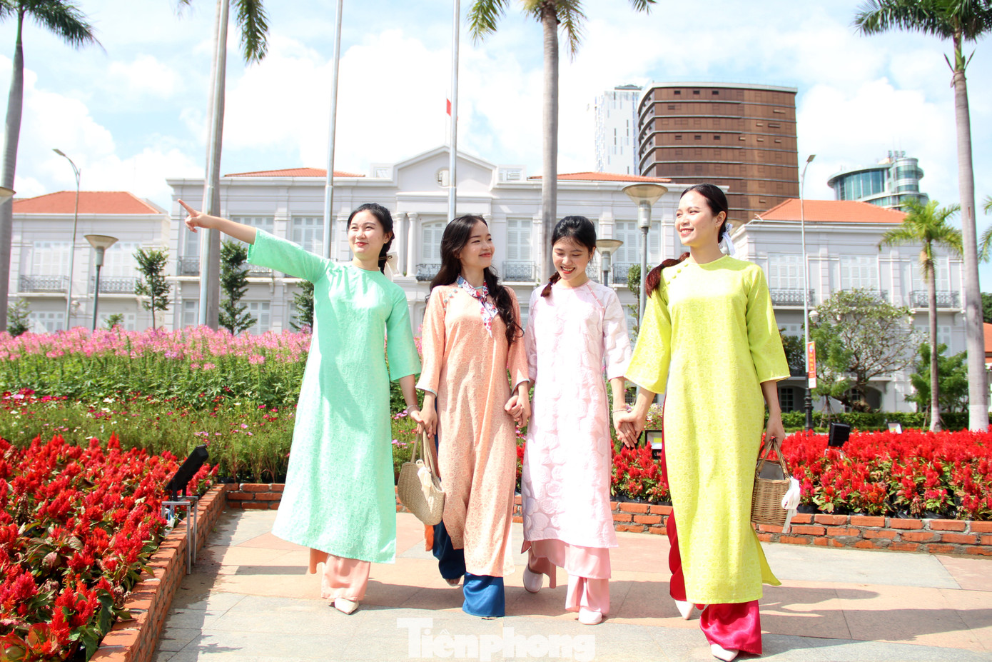 Nhóm bạn của Nguyễn Suối Tiên (SV năm cuối trường ĐH Kinh tế - ĐH Đà Nẵng) hẹn nhau mặc áo dài với tông màu pastel duyên dáng để chụp ảnh xuân. "Tranh thủ nắng đẹp, nhóm hẹn nhau đi chụp ảnh luôn, phần vì sợ đến Tết sẽ mưa lạnh, phần vì thấy mọi người up ảnh rần rần trên Facebook nên cũng rất nóng ruột", Tiên cho hay.