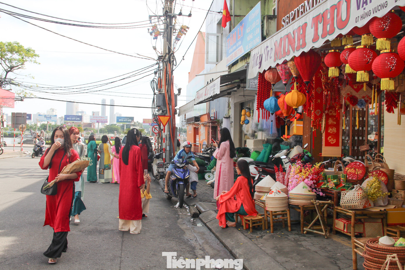 Sáng Chủ nhật (14/1), tại các địa điểm check - in ở khu vực trung tâm Đà Nẵng như: chợ Hàn, chợ Cồn, đường Bạch Đằng, Bảo tàng Đà Nẵng, Nhà thờ Chính toà Đà Nẵng..., các bạn trẻ xúng xính áo dài xuống phố đón Tết sớm. Ảnh: Giang Thanh