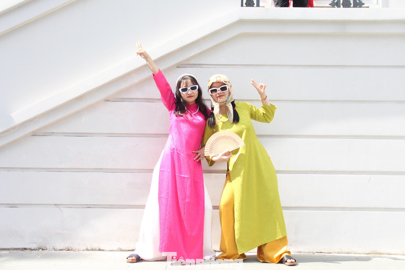 Không chỉ chụp những bộ ảnh duyên dáng, truyền thống theo concept nàng thơ, nhiều nhóm bạn trẻ cũng tinh nghịch với cách tạo dáng độc đáo, thú vị. "Càng đến cận Tết thì công việc ở công ty càng bận rộn nên em cùng các đồng nghiệp tranh thủ đi chụp ảnh sớm, vừa đỡ đông đúc, vừa tiện sắp xếp công việc. Nhóm cũng bắt trend trên Facebook để có bộ ảnh trẻ trung, phù hợp với lứa tuổi", Võ Thị Ngân Hà (26 tuổi, nhân viên văn phòng) cho biết.