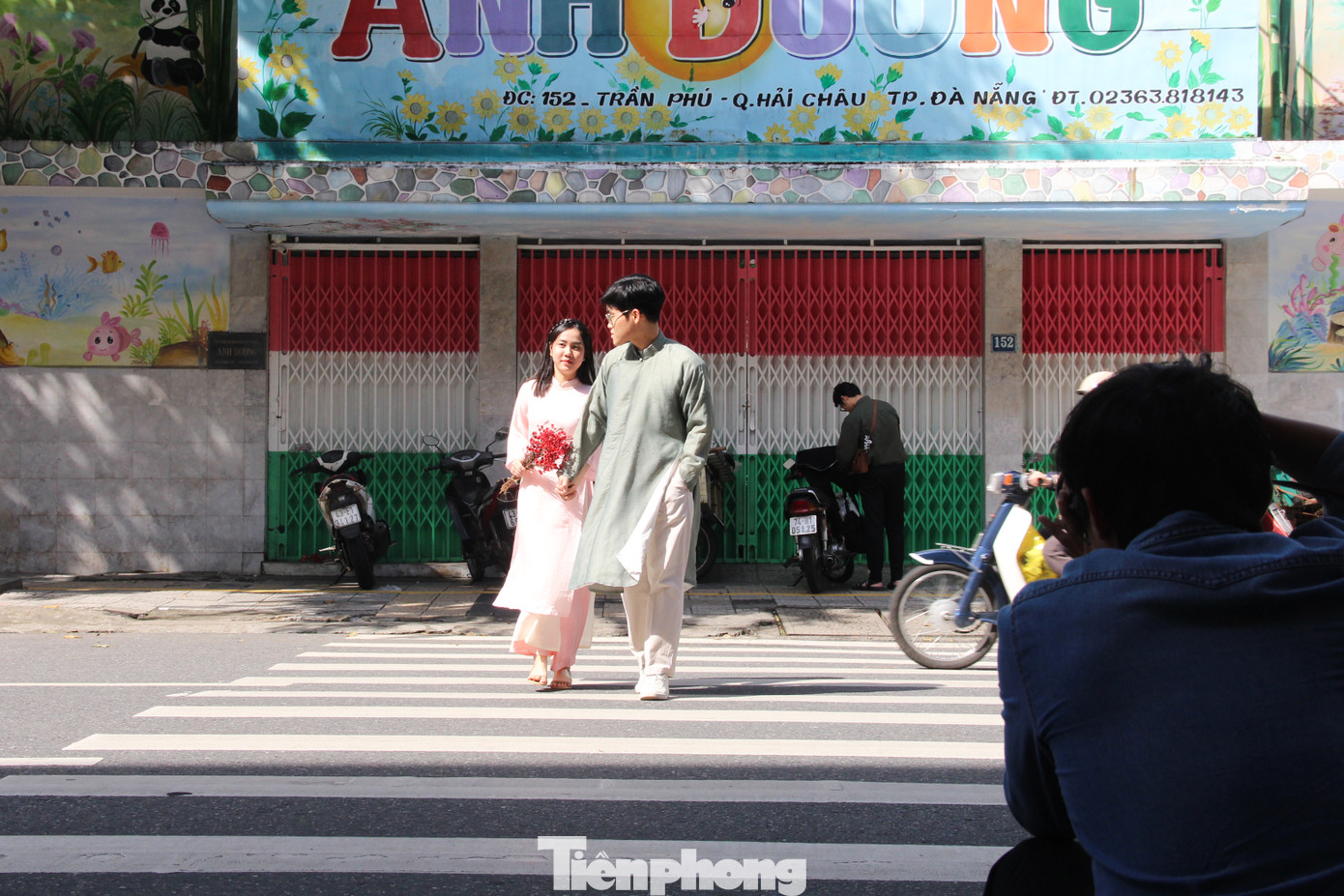Nhiều cặp đôi cũng tay trong tay diện áo dài xuống phố, tranh thủ lưu lại những khoảnh khắc tình tứ dịp Tết đến Xuân về.