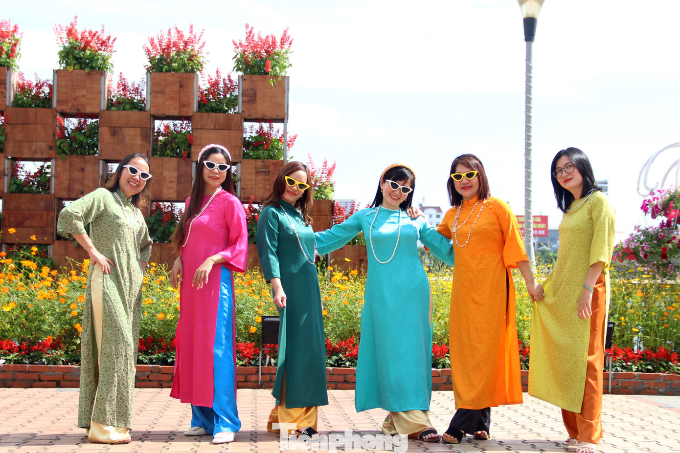 Năm nay, áo dài suông, áo dài retro rất được các bạn trẻ ưa chuộng. Các dịch vụ cho thuê áo dài và phụ kiện cũng rất đắt khách vào dịp này. Theo bạn Lâm Nhã Phy (một chủ cửa hàng cho thuê áo dài), từ giữa tháng 12/2023, nhu cầu thuê áo dài đã tăng cao.