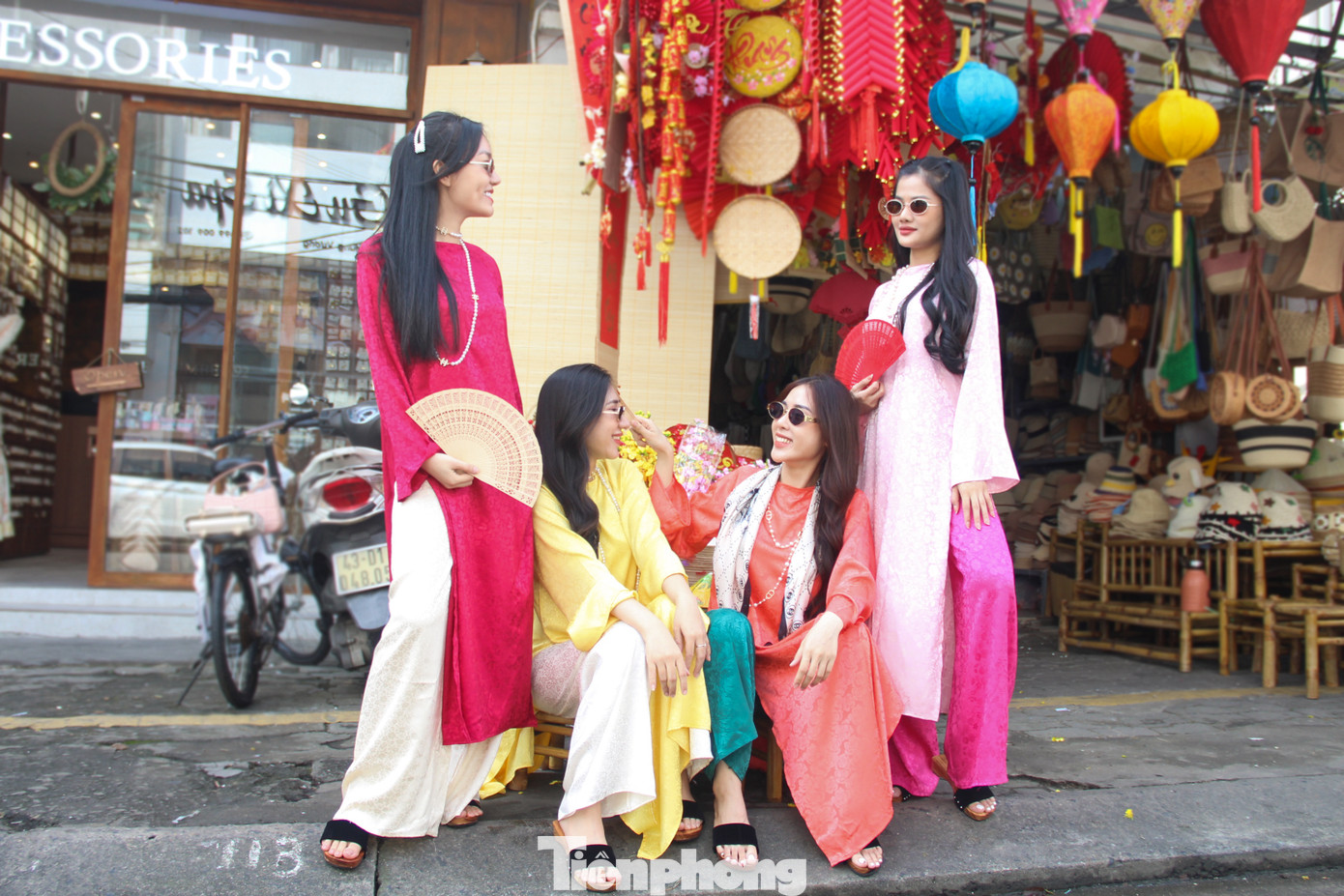 Không chỉ chụp những bộ ảnh duyên dáng, truyền thống theo concept nàng thơ, nhiều nhóm bạn trẻ cũng tinh nghịch với cách tạo dáng độc đáo, thú vị. "Càng đến cận Tết thì công việc ở công ty càng bận rộn nên em cùng các đồng nghiệp tranh thủ đi chụp ảnh sớm, vừa đỡ đông đúc, vừa tiện sắp xếp công việc. Nhóm cũng bắt trend trên Facebook để có bộ ảnh trẻ trung, phù hợp với lứa tuổi", Võ Thị Ngân Hà (26 tuổi, nhân viên văn phòng) cho biết.