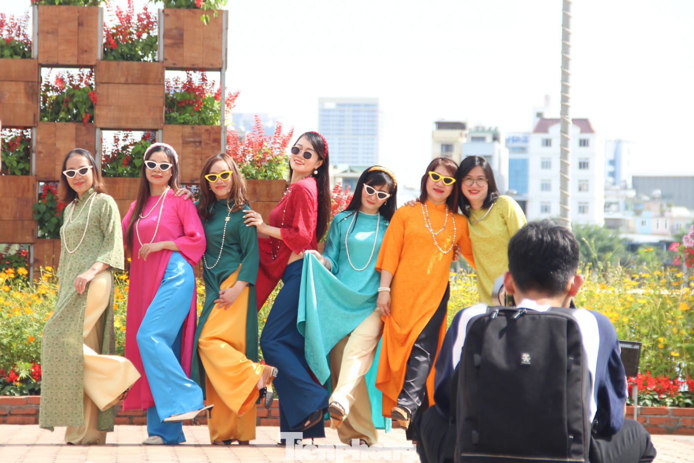 Không chỉ chụp những bộ ảnh duyên dáng, truyền thống theo concept nàng thơ, nhiều nhóm bạn trẻ cũng tinh nghịch với cách tạo dáng độc đáo, thú vị. "Càng đến cận Tết thì công việc ở công ty càng bận rộn nên em cùng các đồng nghiệp tranh thủ đi chụp ảnh sớm, vừa đỡ đông đúc, vừa tiện sắp xếp công việc. Nhóm cũng bắt trend trên Facebook để có bộ ảnh trẻ trung, phù hợp với lứa tuổi", Võ Thị Ngân Hà (26 tuổi, nhân viên văn phòng) cho biết.