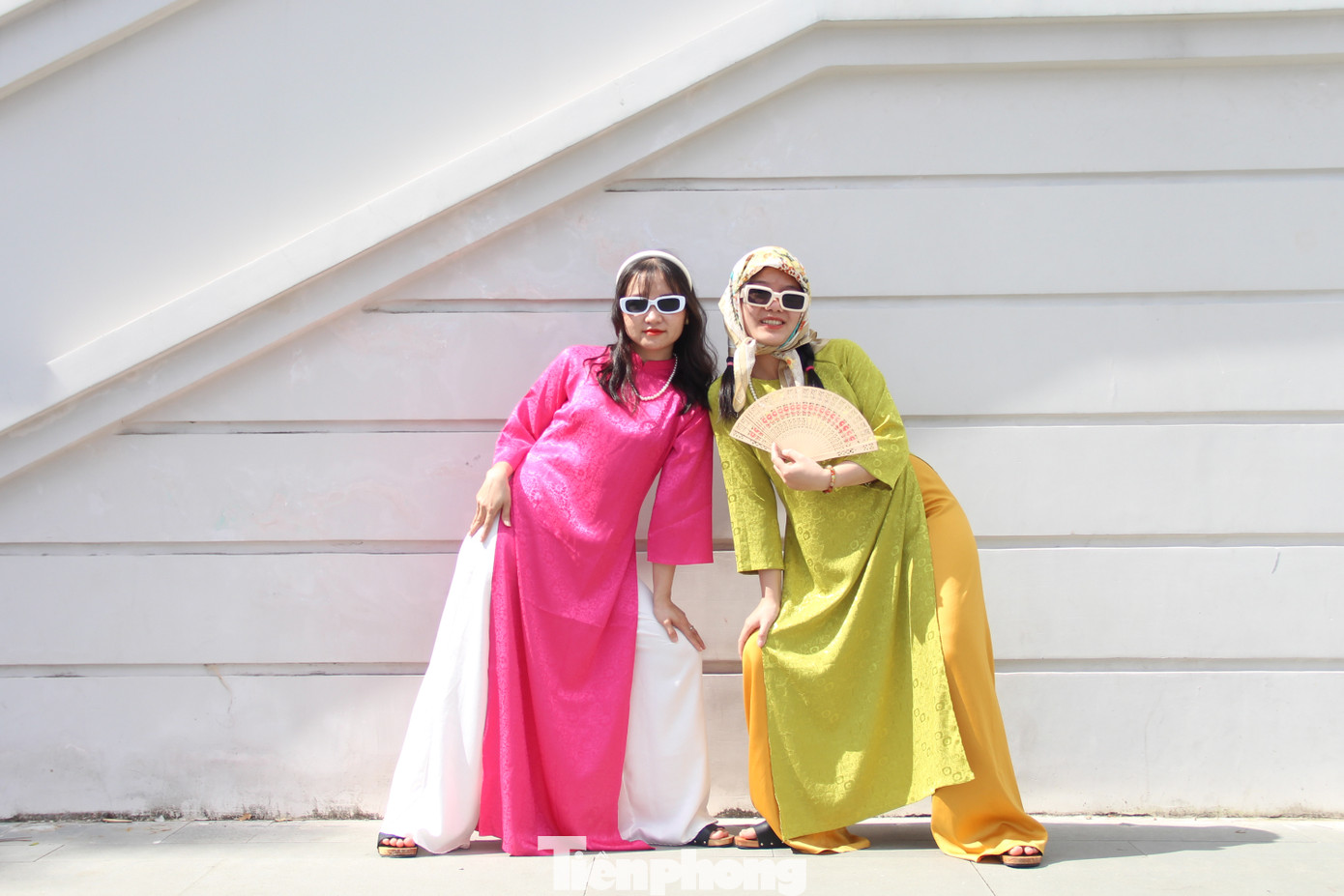 Không chỉ chụp những bộ ảnh duyên dáng, truyền thống theo concept nàng thơ, nhiều nhóm bạn trẻ cũng tinh nghịch với cách tạo dáng độc đáo, thú vị. "Càng đến cận Tết thì công việc ở công ty càng bận rộn nên em cùng các đồng nghiệp tranh thủ đi chụp ảnh sớm, vừa đỡ đông đúc, vừa tiện sắp xếp công việc. Nhóm cũng bắt trend trên Facebook để có bộ ảnh trẻ trung, phù hợp với lứa tuổi", Võ Thị Ngân Hà (26 tuổi, nhân viên văn phòng) cho biết.