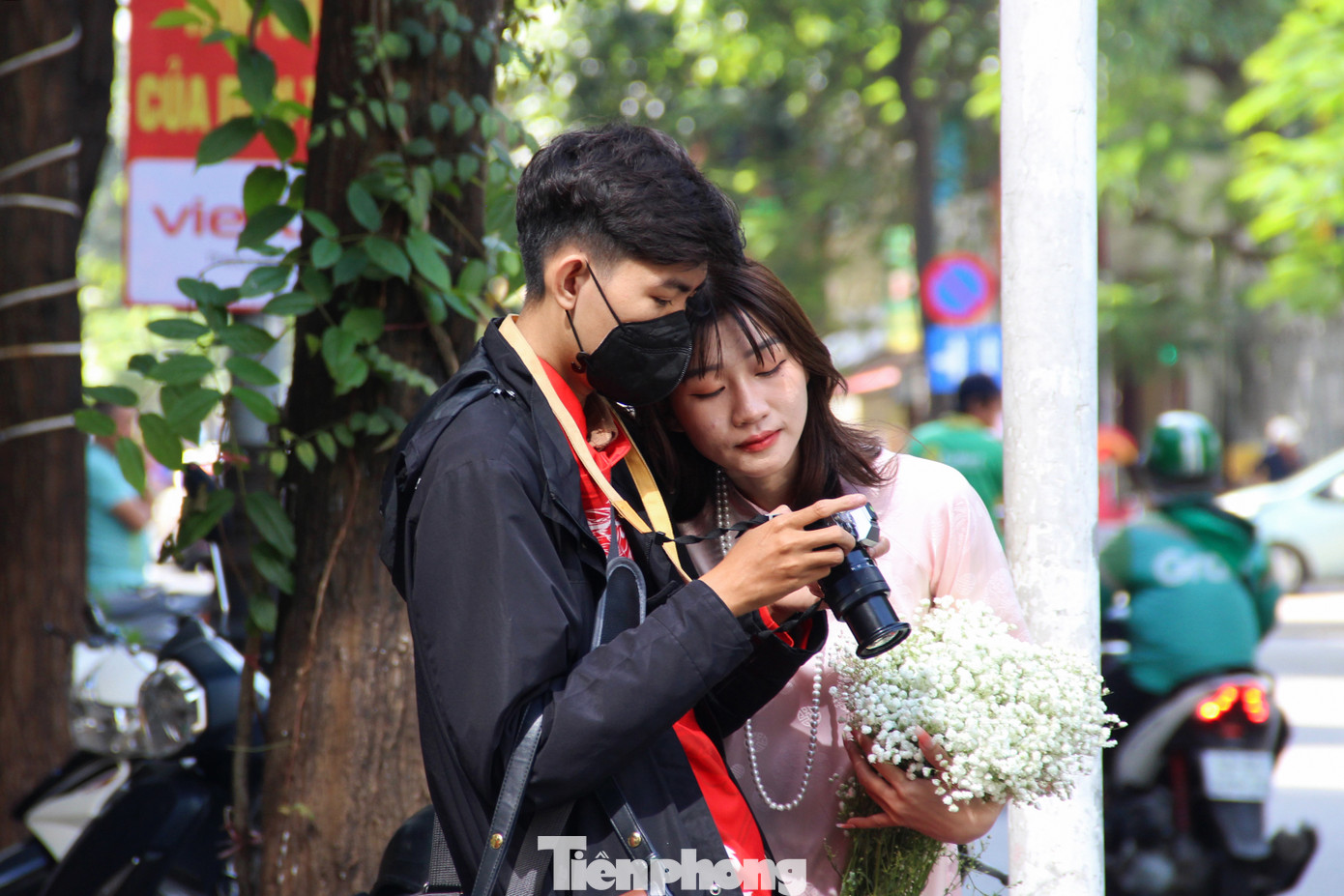 Các gian hàng đồ thủ công truyền thống, gian hàng đồ trang trí Tết ở khu vực chợ Hàn được các bạn trẻ yêu thích, lựa chọn để chụp hình. Các tiểu thương cũng khá dễ chịu khi có người đến chụp ảnh, chỉ nhắc nhở chụp nhanh để tiện đón khách mua bán.