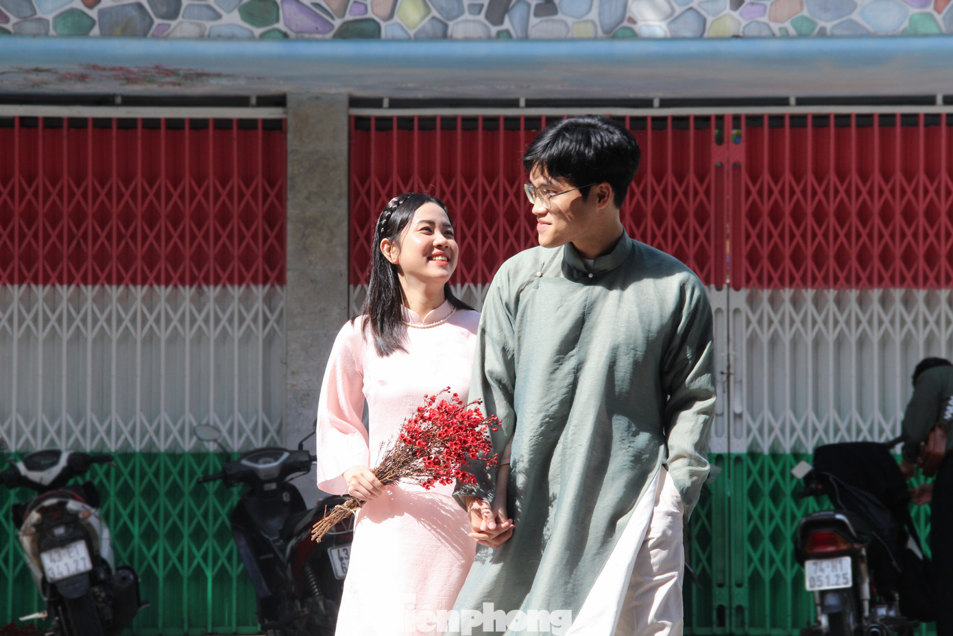 Nhiều cặp đôi cũng tay trong tay diện áo dài xuống phố, tranh thủ lưu lại những khoảnh khắc tình tứ dịp Tết đến Xuân về.