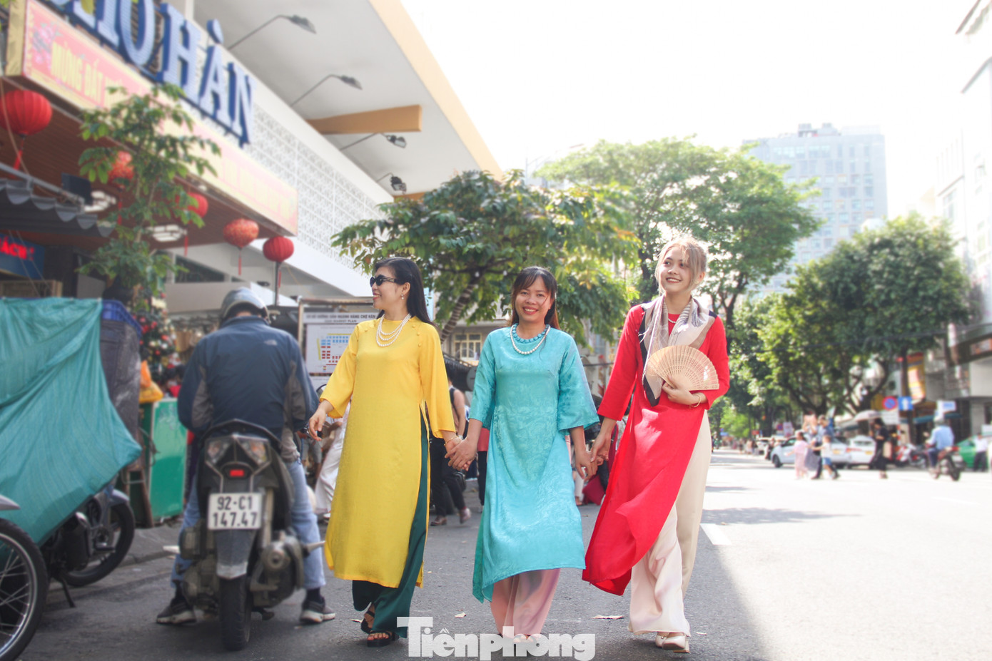 Dạo quanh khu vực chợ Hàn, một mét vuông có thể bắt gặp cả chục "nàng thơ" duyên dáng trong tà áo dài. Nhiều du khách quốc tế khi đến đây tham quan cũng thích thú, xin chụp ảnh cùng khi gặp nhiều bạn trẻ diện trang phục truyền thống.