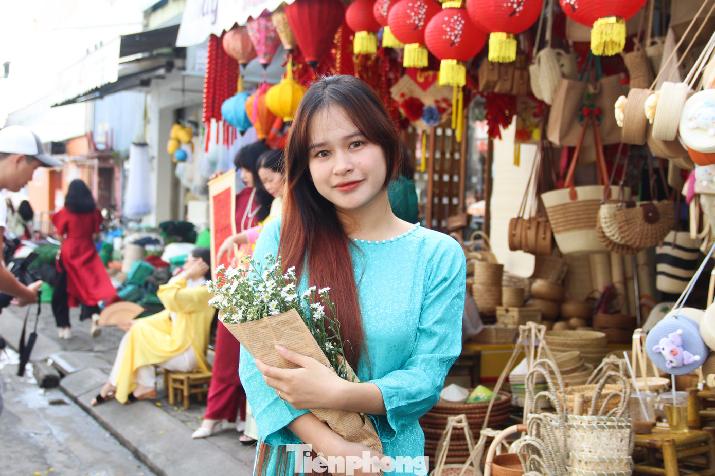 Các gian hàng đồ thủ công truyền thống, gian hàng đồ trang trí Tết ở khu vực chợ Hàn được các bạn trẻ yêu thích, lựa chọn để chụp hình. Các tiểu thương cũng khá dễ chịu khi có người đến chụp ảnh, chỉ nhắc nhở chụp nhanh để tiện đón khách mua bán.