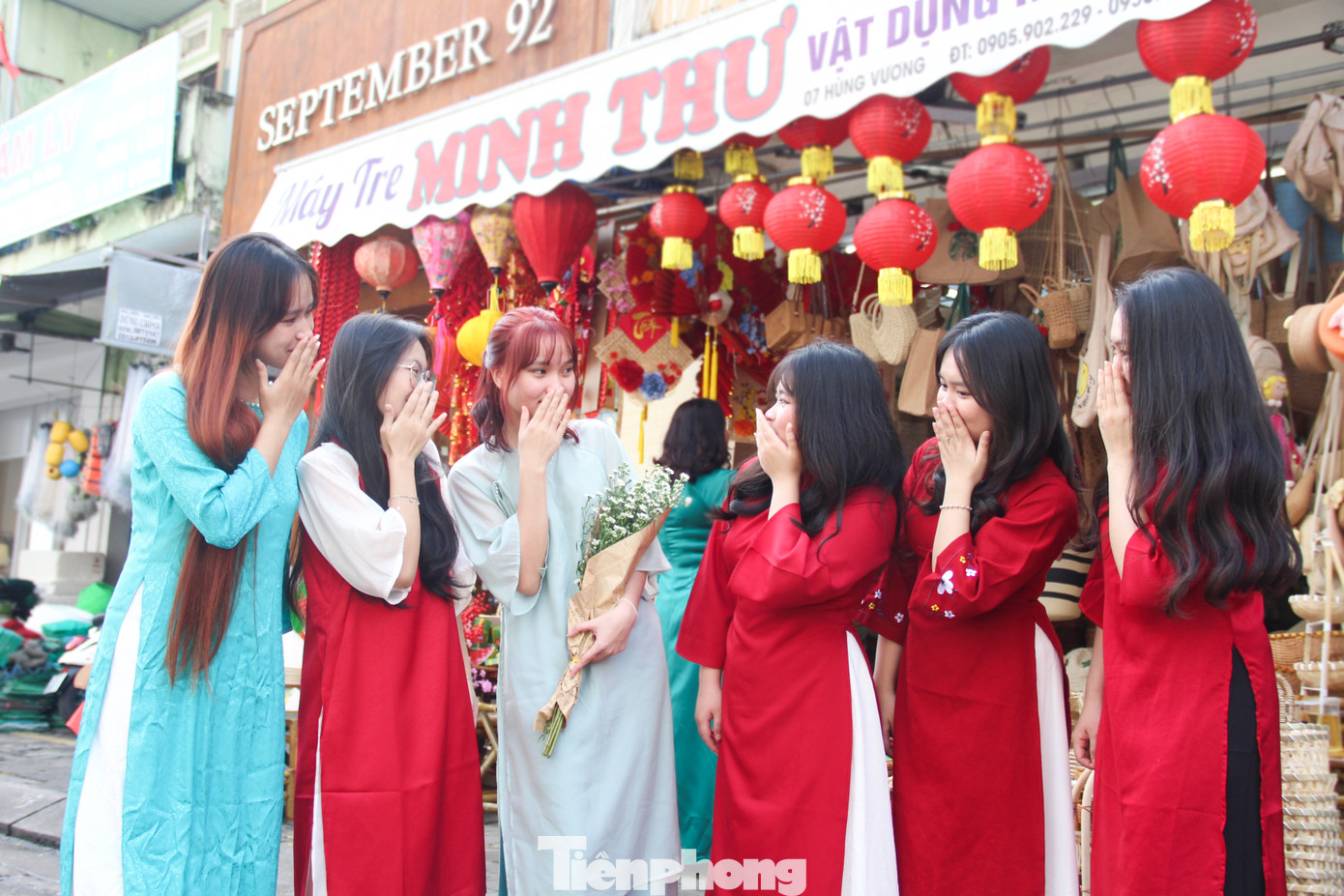 Tranh thủ thời tiết đẹp cuối tuần, Nguyễn Hoài Kiều Anh (SV năm 2 ĐH Đông Á) cùng nhóm bạn lên lịch để chụp ảnh Tết. "Cả nhóm chọn hai địa điểm là chợ Hàn và chùa Nam Sơn. Dù hai địa điểm khá xa nhau nhưng nhìn những bộ ảnh Tết chụp ở hai nơi này, tụi em rất thích. Mọi người đều chọn những chiếc áo dài màu sắc rực rỡ để hợp với không khí Tết", Kiều Anh nói.