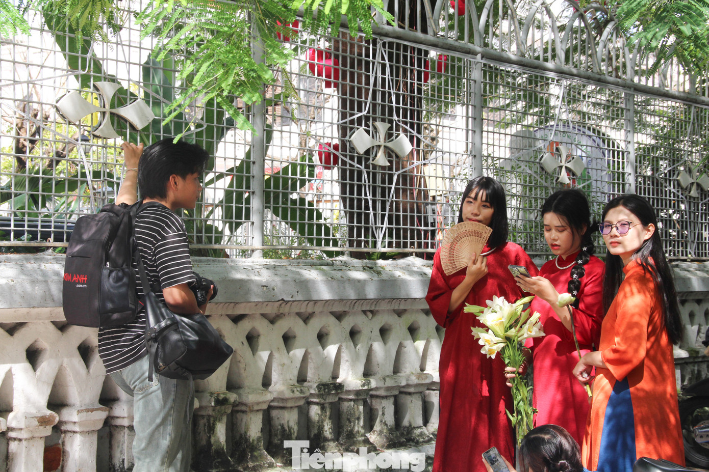 Khu vực vỉa hè Nhà thờ Chính tòa Đà Nẵng cũng thu hút đông đảo các bạn trẻ vì dãy tường rào với lối kiến trúc cổ điển, phù hợp với trang phục áo dài suông hay những bộ ảnh vintage.