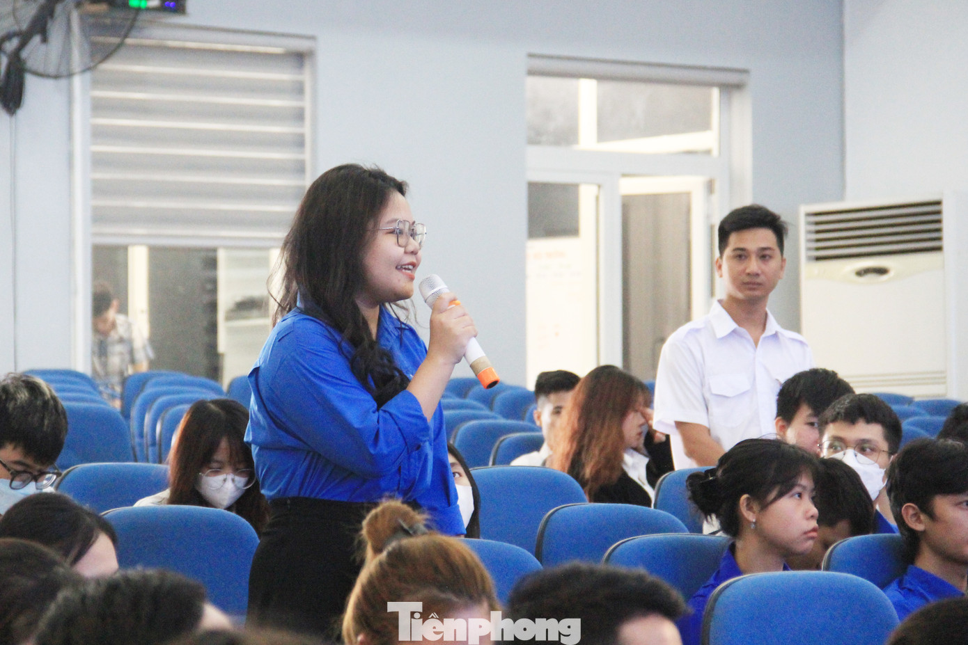 Các đại biểu sinh viên sôi nổi chia sẻ thắc mắc, góp ý xây dựng phong trào