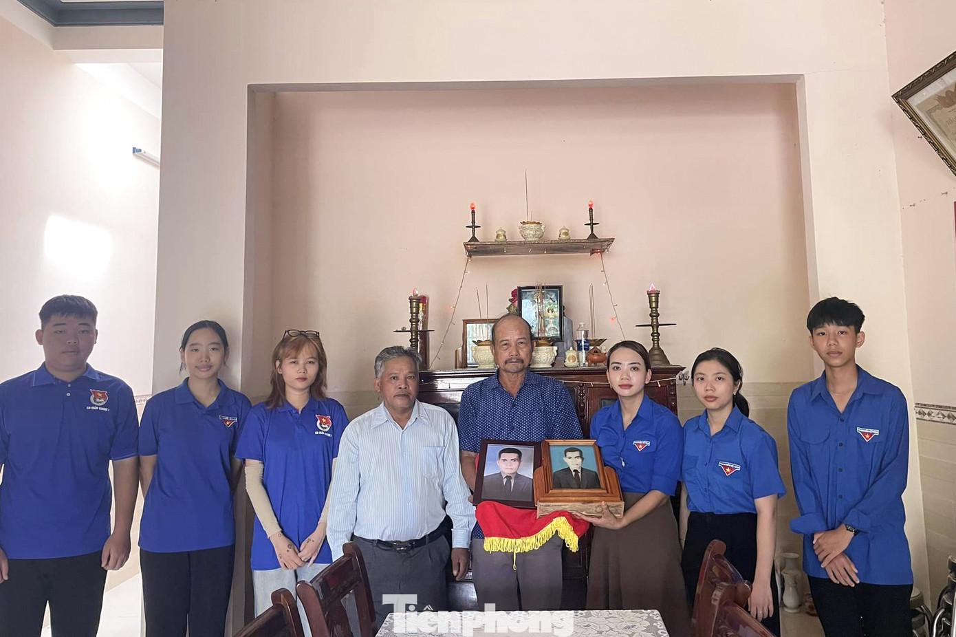 Đoàn phường Hòa Quý (quận Ngũ Hành Sơn) thực hiện mô hình "Phục hồi di ảnh, lưu giữ kỷ niệm" cho các liệt sĩ. Xuất phát từ thực tế trên địa bàn có hơn 1.000 liệt sĩ, nhưng nhiều gia đình chỉ có những tấm ảnh chân dung vẽ chì để thờ phụng. Bởi vậy, Đoàn phường phối hợp với các Chi bộ, Chi đoàn khu dân cư và gia đình phục dựng lại những di ảnh của các liệt sĩ để tặng các gia đình, thân nhân liệt sĩ.