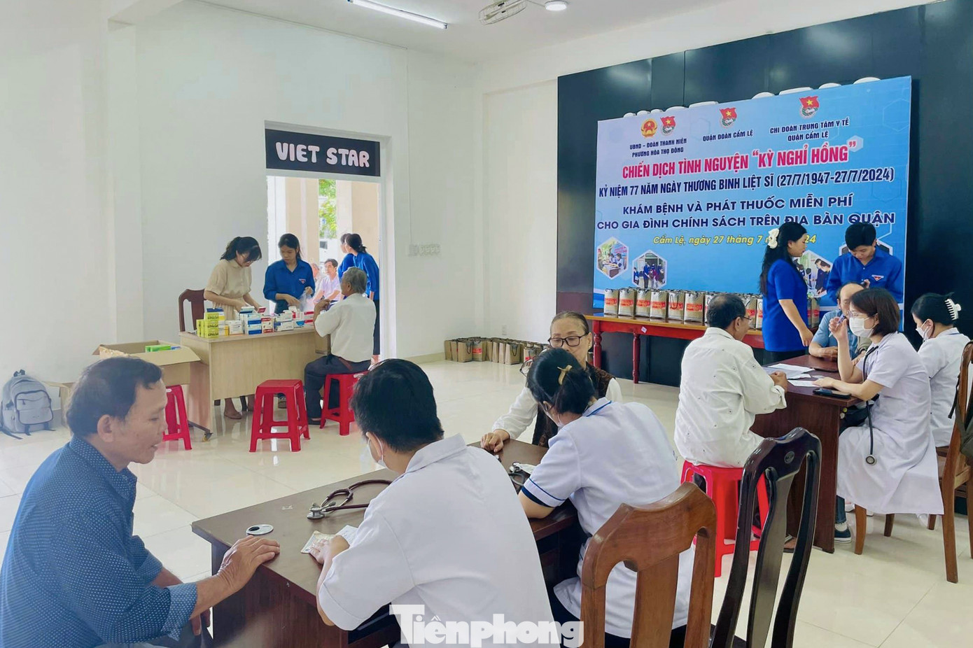 Cũng dịp này, Quận Đoàn Cẩm Lệ phối hợp với UBND, Đoàn phường Hòa Thọ Đông và Chi đoàn Trung tâm y tế quận Cẩm Lệ tổ chức khám bệnh và phát thuốc miễn phí cho gia đình chính sách trên địa bàn.